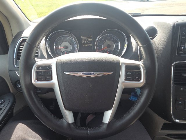 Used 2016 Chrysler Town & Country Touring FWD image 38