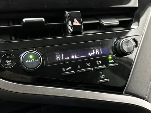 Used 2022 Toyota Camry SE image 16