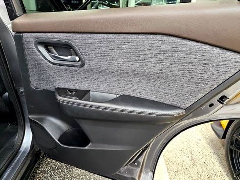 Used 2021 Nissan Rogue SV image 32