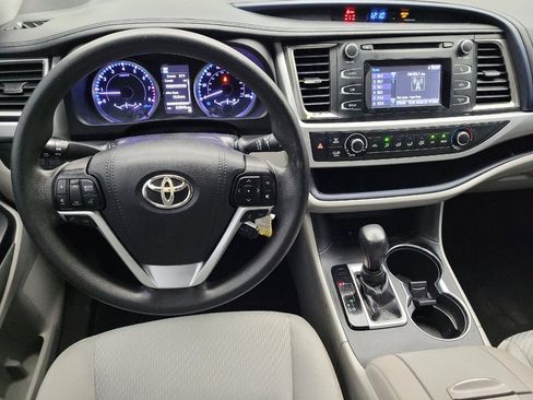 Used 2019 Toyota Highlander LE image 22