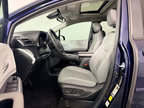 Used 2025 Toyota Sienna XLE w/ XLE Plus Package FWD image 22