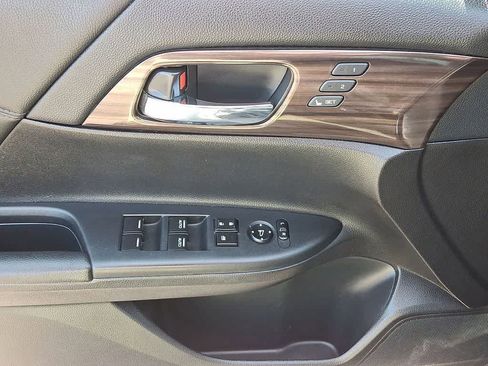 Used 2016 Honda Accord Touring image 10