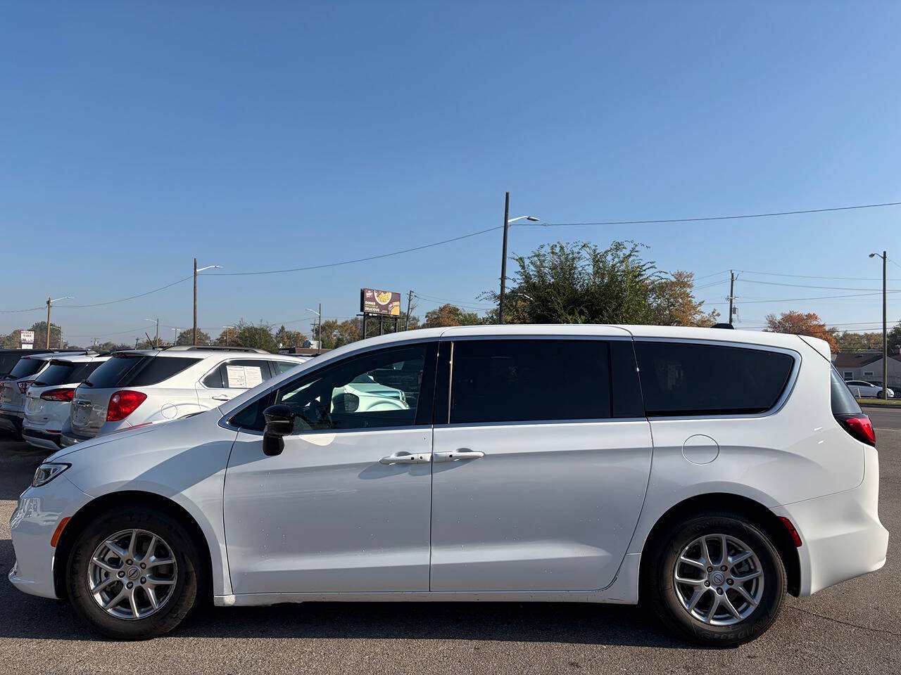 Used 2026 Chrysler Pacifica Select FWD image 8