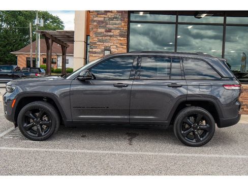 Used 2023 Jeep Grand Cherokee Altitude AWD/4WD image 6