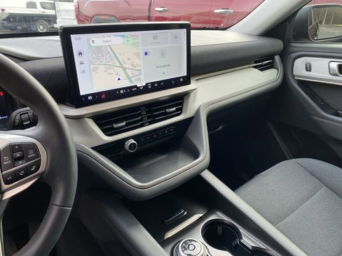 Used 2025 Ford Explorer Active image 24