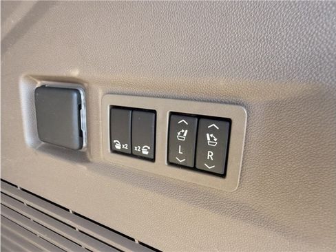 Used 2021 GMC Yukon Denali w/ Denali Premium Package AWD/4WD image 30