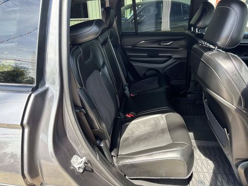Used 2024 Jeep Grand Cherokee Altitude RWD image 9