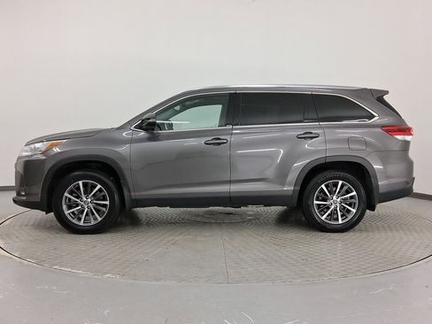 Used 2019 Toyota Highlander XLE image 2