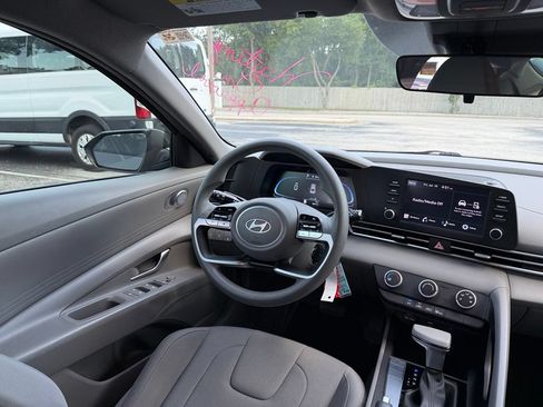 Used 2024 Hyundai Elantra SE FWD image 24