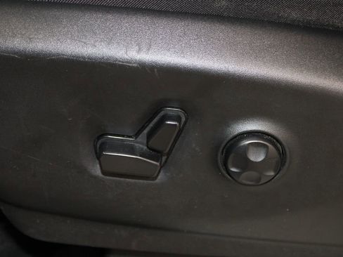 Used 2023 Chrysler Pacifica Touring-L FWD image 17