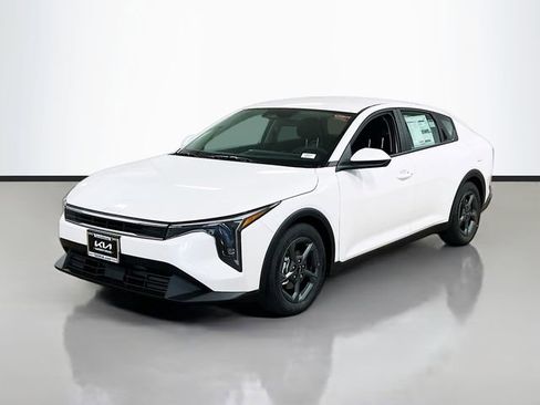 New 2025 Kia K4 LXS image 3