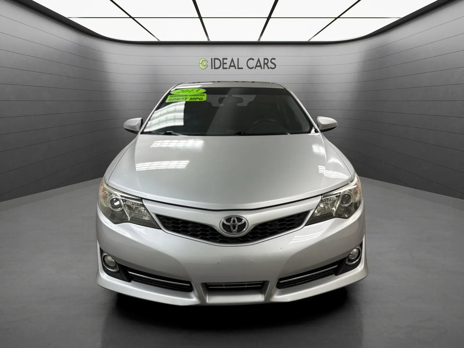 Used 2013 Toyota Camry SE FWD image 2