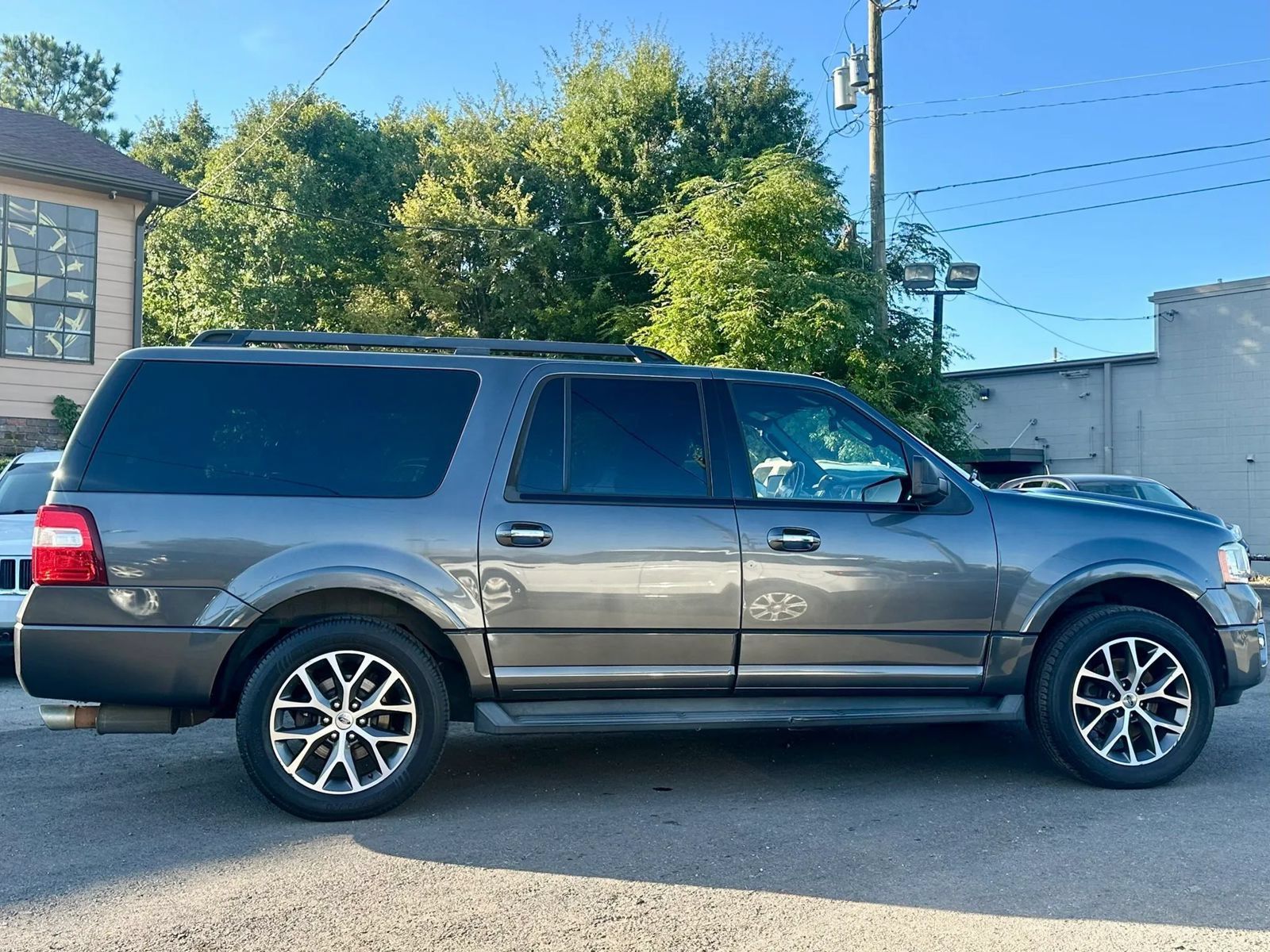 Used 2017 Ford Expedition EL XLT w/ Equipment Group 202A RWD image 2