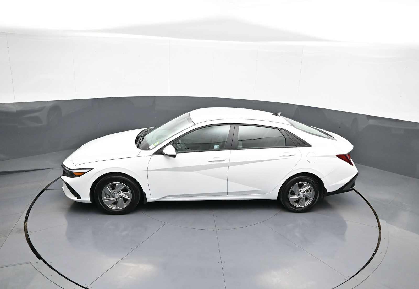 Used 2025 Hyundai Elantra SE FWD image 40