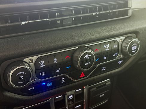 Used 2024 Jeep Wrangler Unlimited image 17