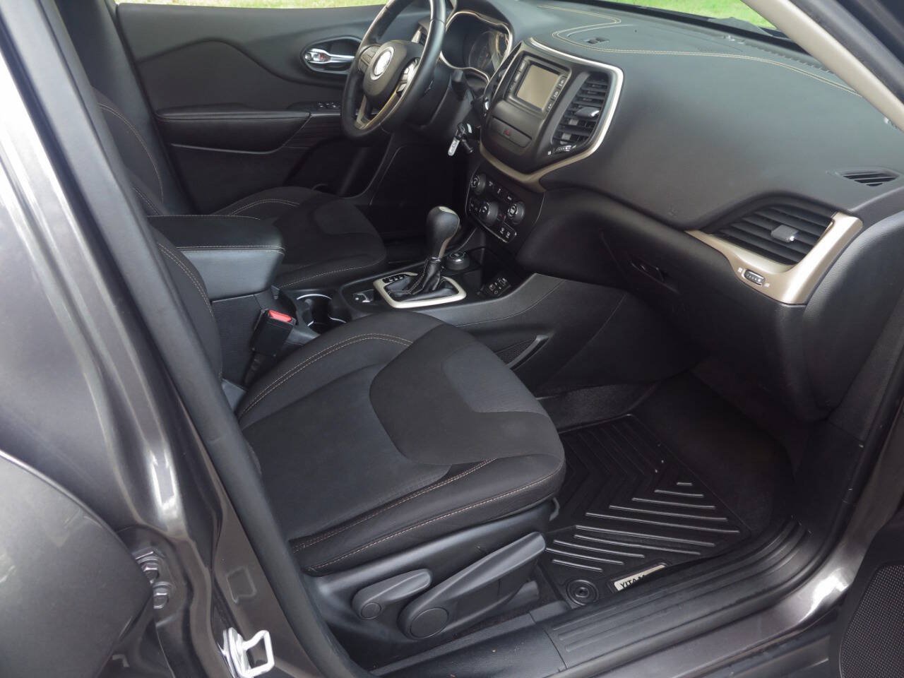 Used 2016 Jeep Cherokee Latitude AWD/4WD image 18