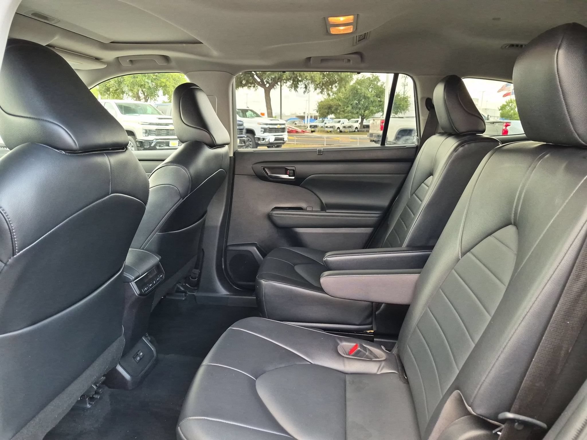 Used 2022 Toyota Highlander XLE FWD image 14