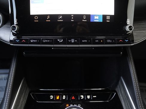 Used 2024 Jeep Wagoneer L Series II w/ Flexible Seating Group RWD image 30