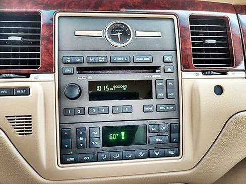 Used 2006 Lincoln Town Car Signature Limited image 19