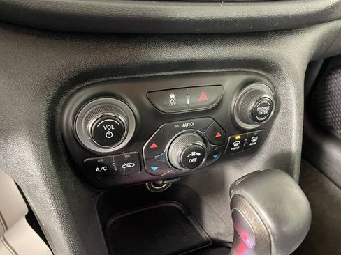 Used 2013 Dodge Dart Limited w/ Technology Group FWD image 8