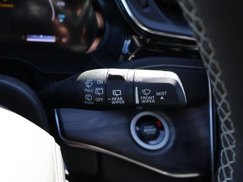 Used 2022 Jeep Grand Cherokee Overland w/ Advanced Protech Group III image 39