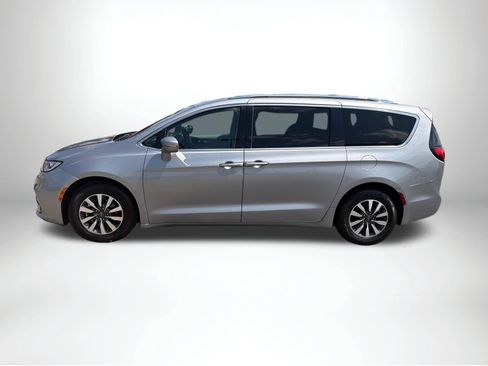 Used 2021 Chrysler Pacifica Touring-L FWD image 3