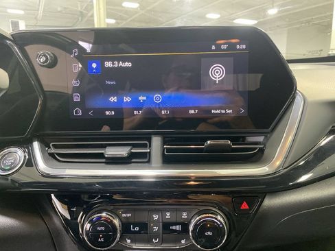 Used 2024 Chevrolet Trax RS w/ Sunroof Package FWD image 17