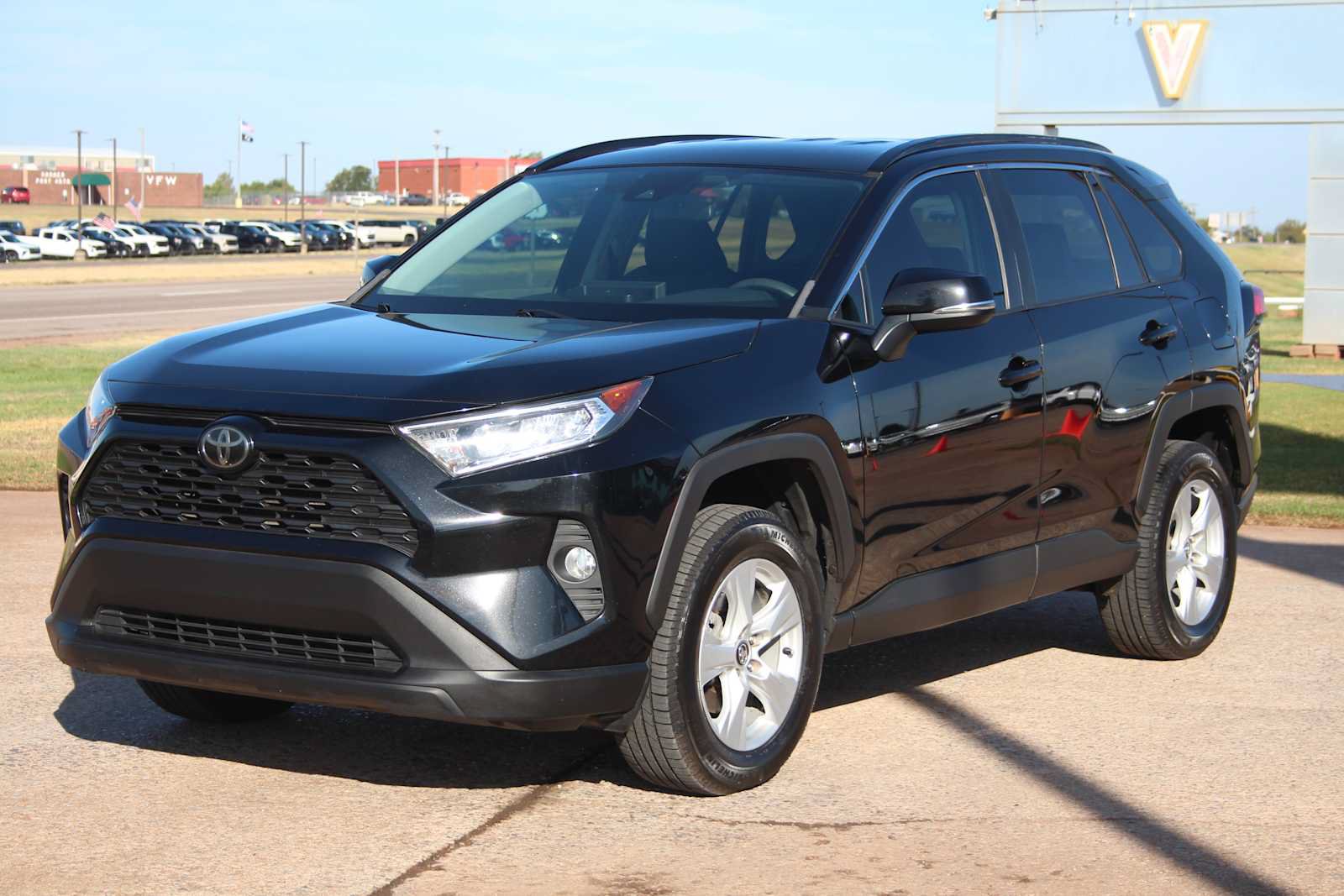 Used 2020 Toyota RAV4 XLE FWD image 4