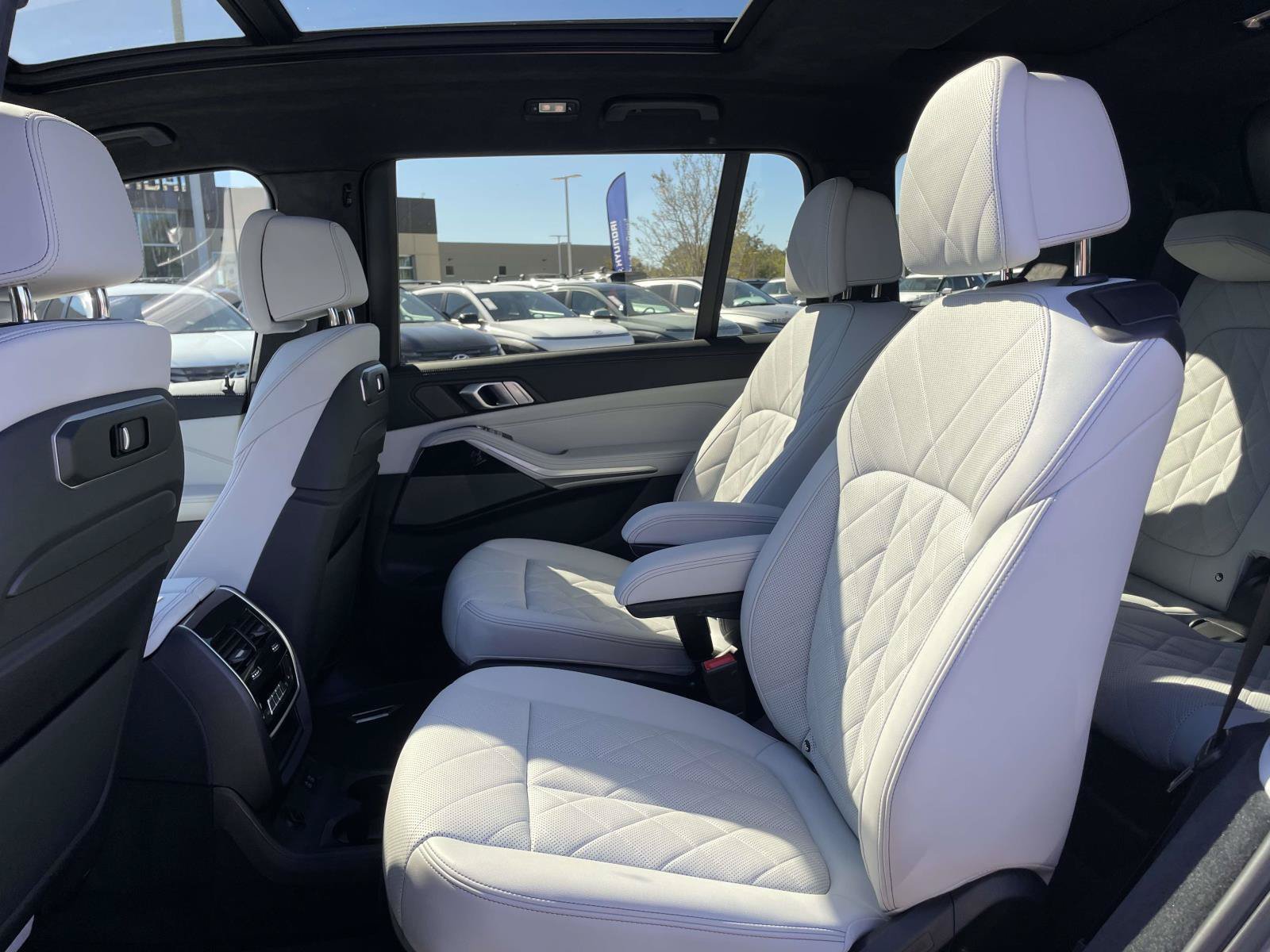Used 2023 BMW X7 xDrive40i w/ M Sport Package AWD/4WD image 4