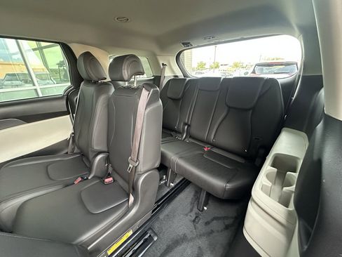 Used 2024 Kia Carnival LX image 33