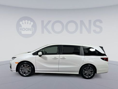 Used 2025 Honda Odyssey Touring image 2