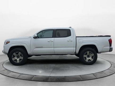 Used 2020 Toyota Tacoma image 2