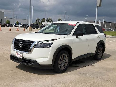 Certified 2025 Nissan Pathfinder S FWD image 3