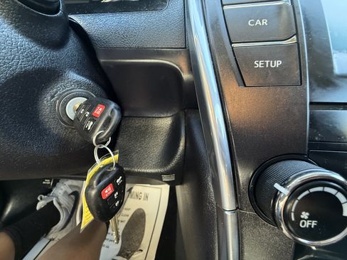 Used 2015 Toyota Camry SE FWD image 16