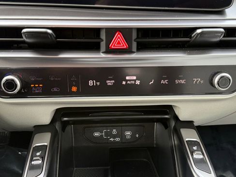 Certified 2025 Kia Sorento EX image 17