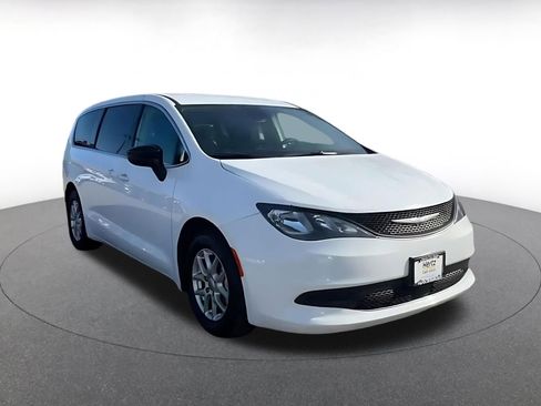 Used 2024 Chrysler Voyager LX image 3