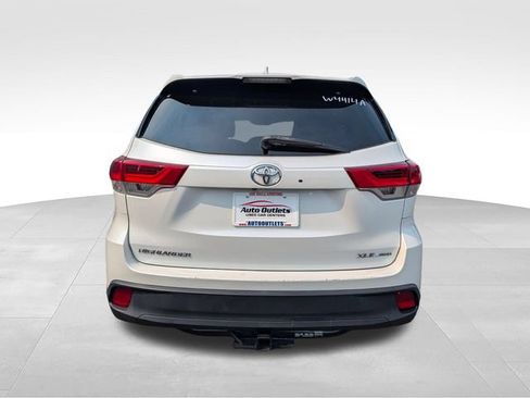 Used 2018 Toyota Highlander XLE AWD/4WD image 8