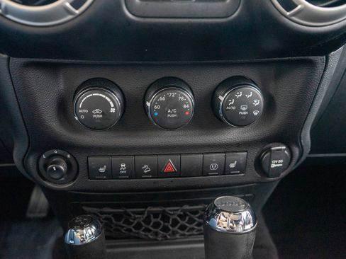 Used 2017 Jeep Wrangler Unlimited Sahara w/ Connectivity Group AWD/4WD image 19