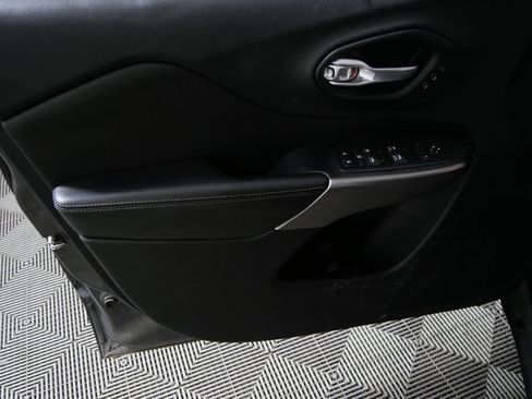 Used 2019 Jeep Cherokee Limited w/ Luxury Group AWD/4WD image 16