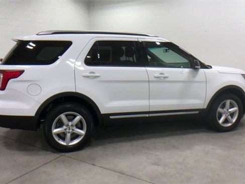 Used 2016 Ford Explorer XLT w/ Equipment Group 202A image 2