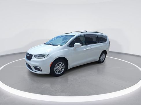Used 2022 Chrysler Pacifica Touring-L FWD image 4