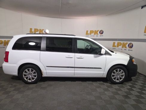 Used 2015 Chrysler Town & Country Touring image 2