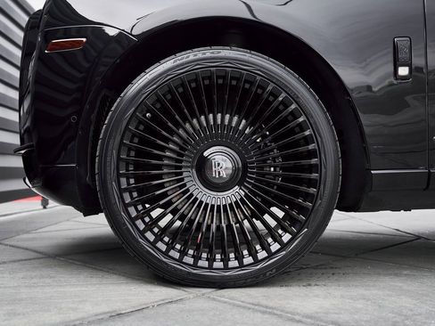 Used 2019 Rolls-Royce Cullinan image 3