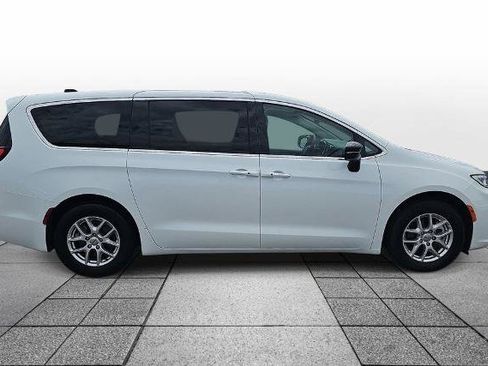 Used 2024 Chrysler Pacifica Touring-L FWD image 4