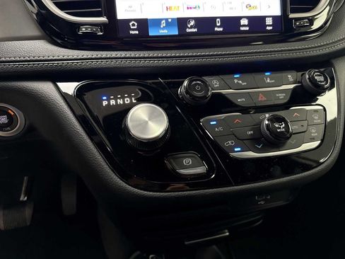 New 2026 Chrysler Pacifica Select FWD image 21