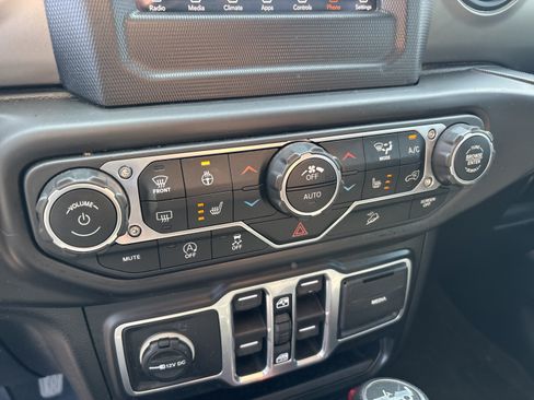 Used 2018 Jeep Wrangler Unlimited Sport S AWD/4WD image 16