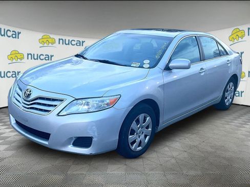 Used 2010 Toyota Camry LE image 2