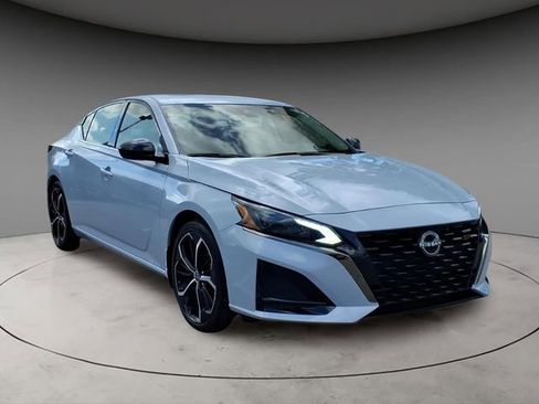 Used 2023 Nissan Altima 2.5 SR w/ SR Premium Package FWD image 14