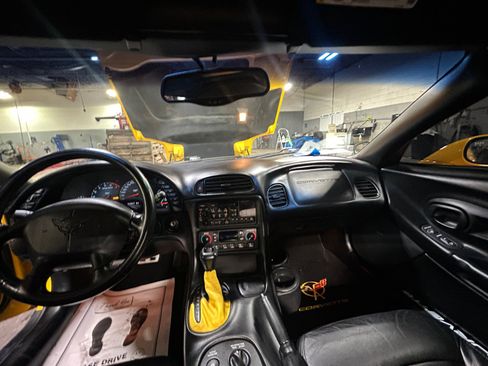 Used 2003 Chevrolet Corvette Coupe w/ Preferred Equipment Group RWD image 20