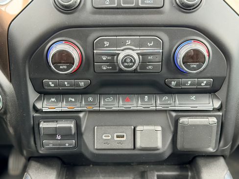 Used 2019 Chevrolet Silverado 1500 High Country w/ Technology Package AWD/4WD image 25